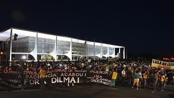 Manifestantes protestan contra el nombramiento del expresidente Luiz Inácio Lula da Silva como ministro de la Presidencia.