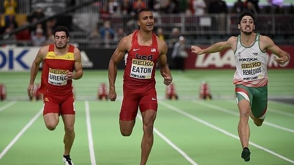 El español Jorge Ureña (i), el estadounidense Ashton Eaton (c) y el portugués Samuel Remedios (d) durante la prueba de los 60 metros lisos del heptatlón.