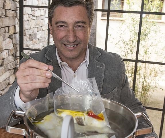 El chef Joan Roca hace una demostración con el Rocook.