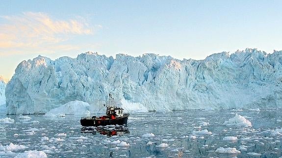 Barco pesquero navega por las aguas del fiordo de Ilulissat, en Groenlandia.