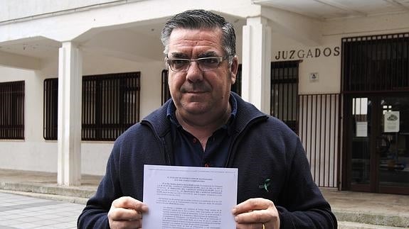 El presidente de la Plataforma de Afectados por la Legionela de Manzanares muestra el documento que reúne las primeras denuncias. 