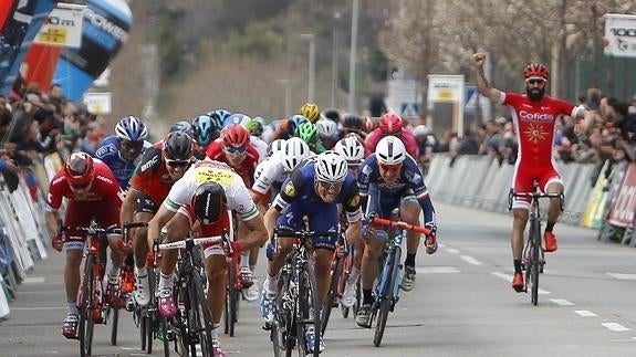 Bouhanni, durante la llegada.