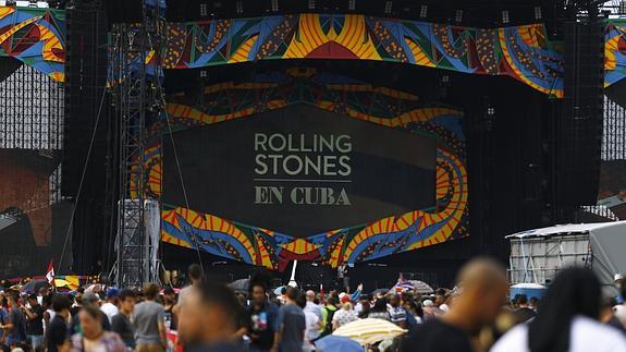 Cientos de personas esperan el comienzo del concierto de los Rolling Stones en la Ciudad Deportiva de La Habana.