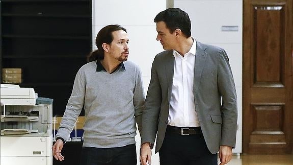 Pablo Iglesias y Pedro Sánchez, durante la reunión mantenida en febrero.