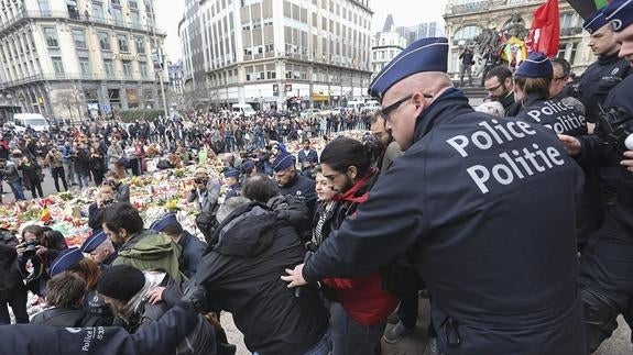 La Policía detiene a un grupo de manifestantes en la plaza de la Bolsa de Bruselas. 