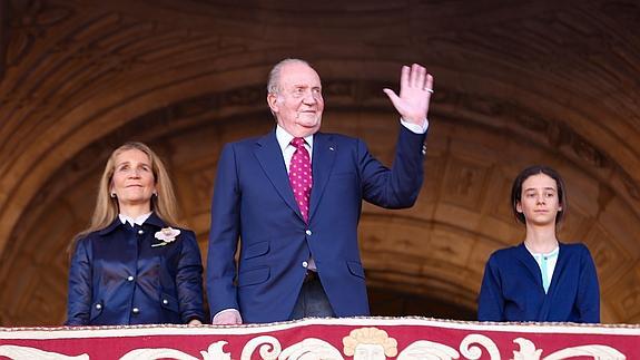 Don Juan Carlos en la Maestranza junto a la infanta Elena y su nieta Victoria.