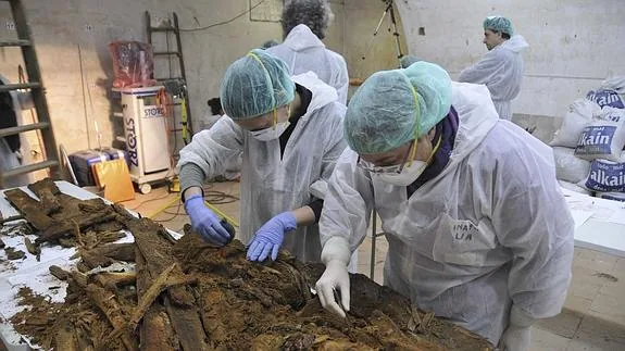 Expertos examinan en enero de 2015 los restos hallados en el Convento de las Trinitarias.