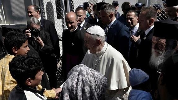 El Papa, saludando a los refugiados. 