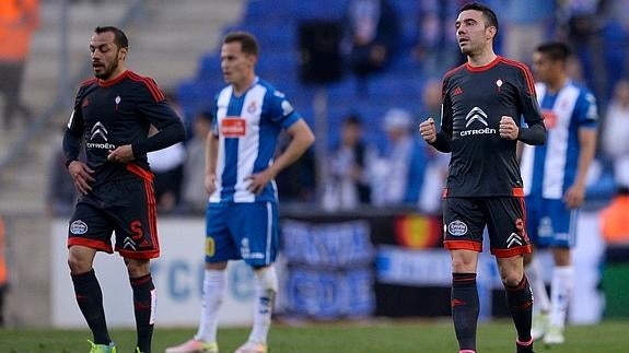 Iago Aspas (d), ante el Espanyol. 