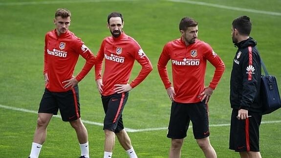 Griezmann, Juanfran y Gabi en pleno entrenamiento.