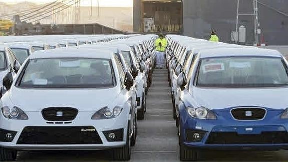 Coches a la espera de ser matriculados. 