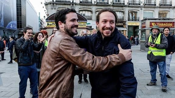 Pablo Iglesias (d), y Alberto Garzón (i).