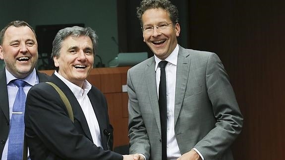 El presidente del Eurogrupo, Jeroen Dijsselbloem, saluda al ministro de Finanzas griego, Euclides Tsakalotos. 