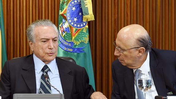 Michel Temer junto a Henrique Meirelles, ministro de Hacienda de su ejecutivo.