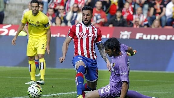 Miguel Ángel Guerrero (c), en pleno partido ante el Villareal. 