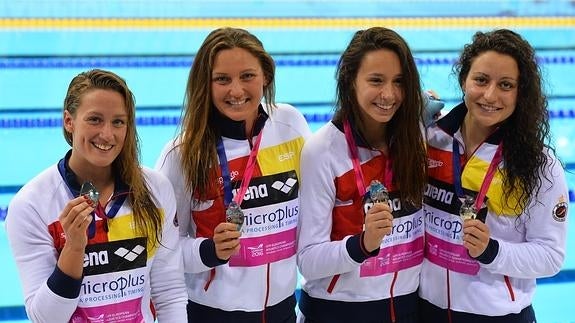 El equipo de natacion, pasando con la medalla de plata. 