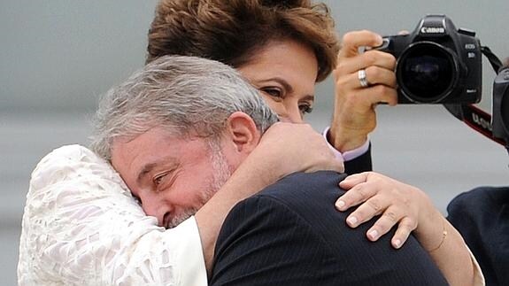 Luiz Inácio Lula da Silva abraza a Dilma Rousseff.