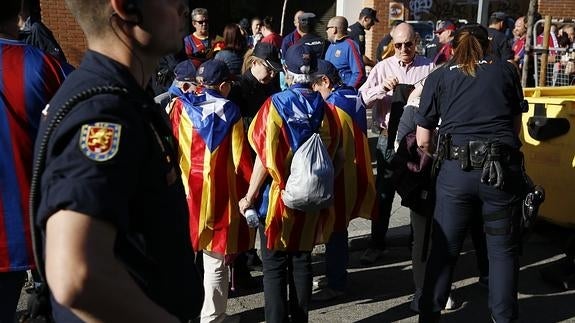 Varios aficionados intentan acceder al Vicente Calderón. 