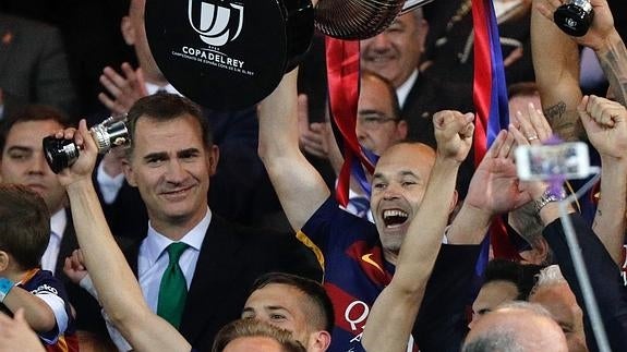 Iniesta (d), junto al rey Felipe VI (i). 