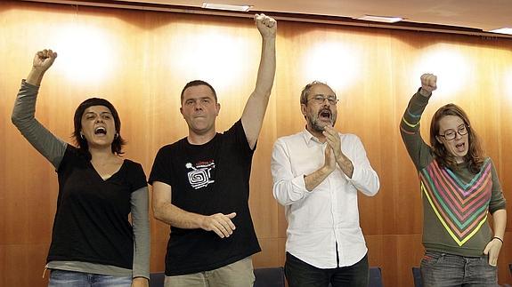 Antonio Baños(2d) junto a los diputados Anna Gabriel (i) Josep Manel Busqueta (2i),y Eulalia Reguant. 