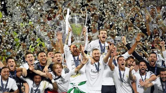El Real Madrid celebra la victoria en Milán.