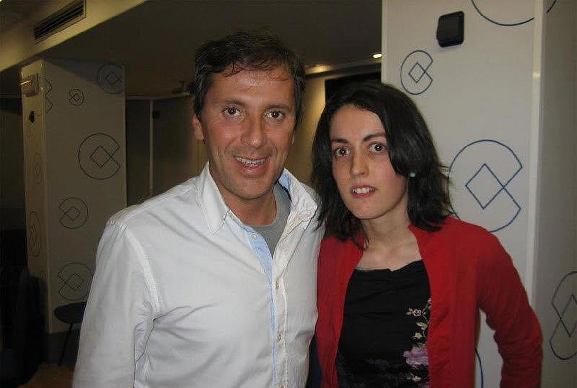 Paco González, posando en los estudios de la Cope con Lorena Gallego. 