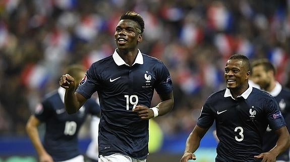 Paul Pogba (c) celebra un gol con la selección francesa. 