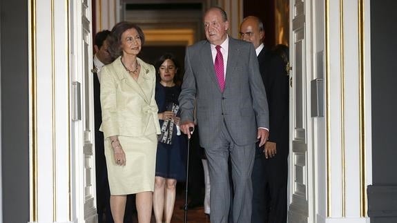 Los reyes Juan Carlos (d) y Sofía (i), en la inauguración la exposición "De Caravaggio a Bernini. Obras maestras del Seicento italiano en las Colecciones Reales".