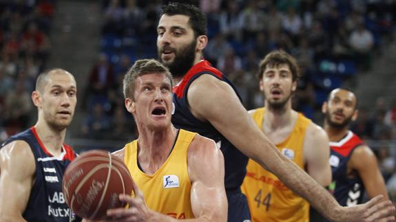 Bourousis (d) y Doellman (c), durante el partido. 