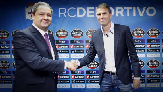 Garitano (d), durante su presentación. 