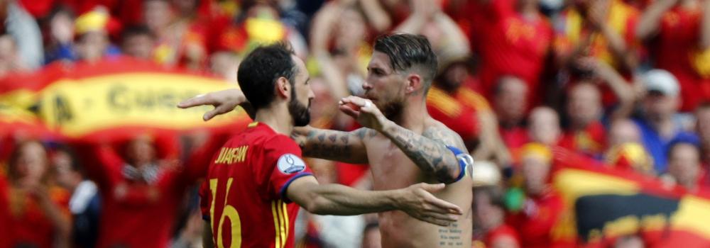 Juanfran abraza a Sergio Ramos tras la victoria. 