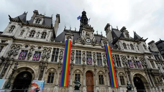 Banderas de la comunidad LGBT ondean en un hotel de París en recuerdo de las víctimas de Orlando. 