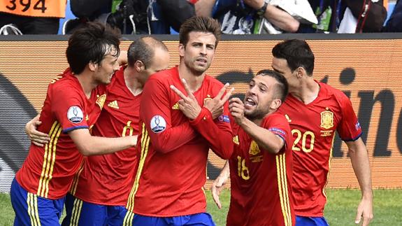 Piqué celebra el gol marcado a la República Checa. 