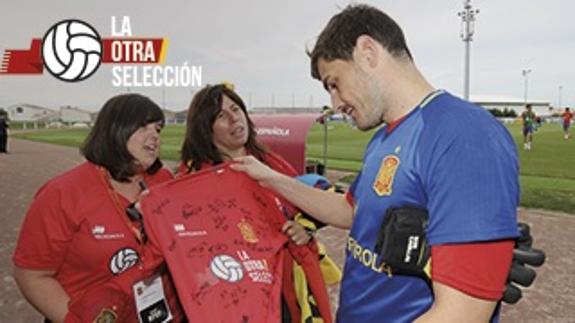 Iker Casillas firma una camiseta.