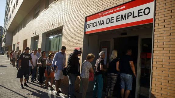 Larga cola para entrar a una oficina de empleo de Madrid.