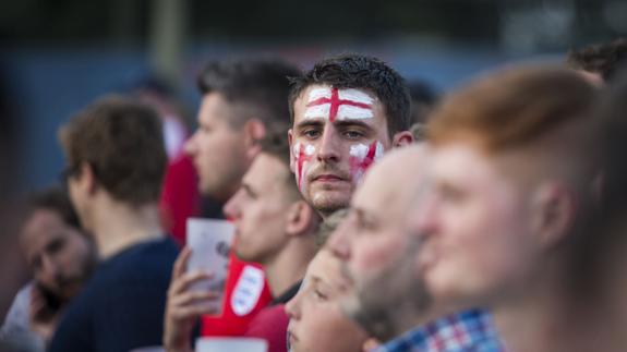 Un fan con la bandera de Inglaterra pintada. 