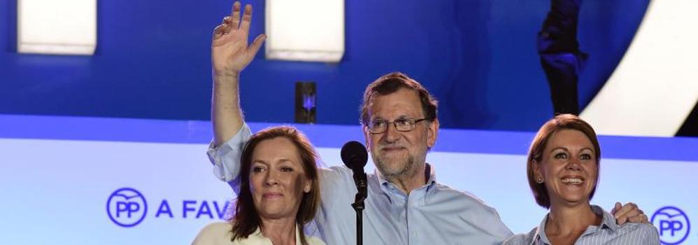 Mariano Rajoy, junto a su esposa (izq.) y Cospedal, celebra la victoria en Génova.