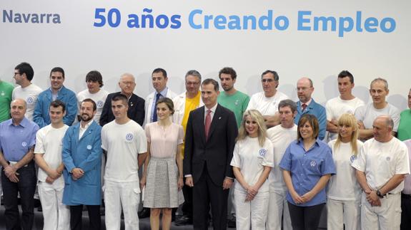 Los Reyes en la fábrica de Volkswagen Navarra. 