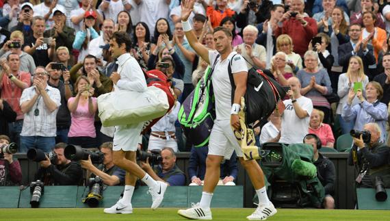 Willis saluda al público tras acabar su partido contra Federer. 