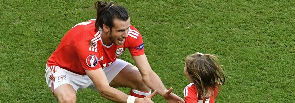 Bale celebra un triunfo de Gales con su hija. 