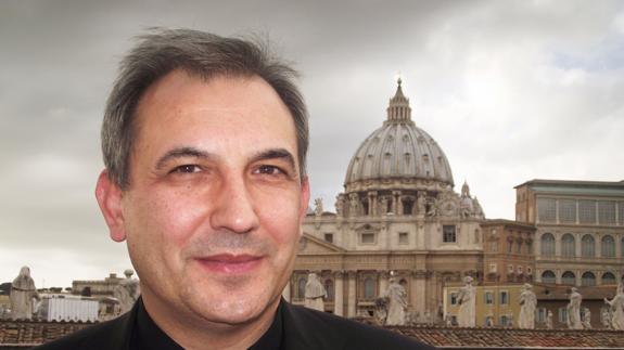 El sacerdote español Lucio Vallejo Balda, en el Vaticano.