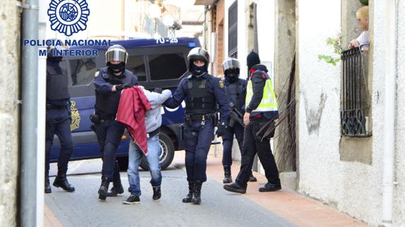 Agentes de Policía detienen a un presunto miembro de una célula yihadista.