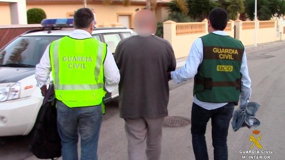 Uno de los detenidos en la operación.