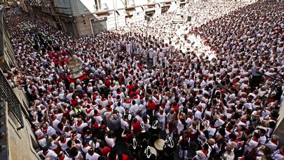 Miles de personas abarrotan en Sanfermines las calles de Pamplona.