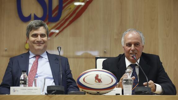 Miguel Cardenal (i), junto al presidente de la Federación Española de Rugby, Alfonso Feijoo (d). 