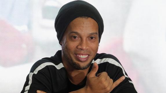 Ronaldinho saluda a la prensa. 