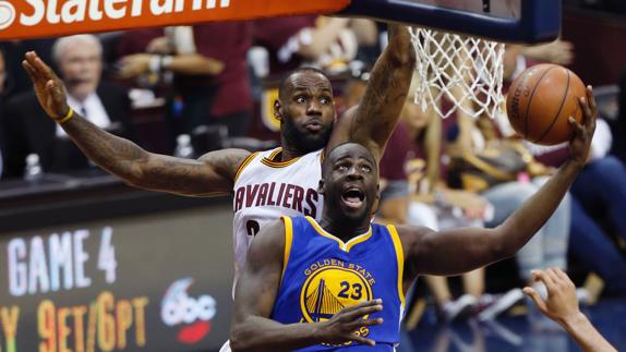 Draymond Green, en una acción ante LeBron James. 