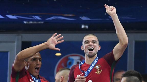 Pepe, feliz tras la consecución de la Eurocopa. 