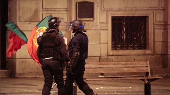Policías franceses durante la final de la Eurocopa cerca del Arco del Triundo en París. 