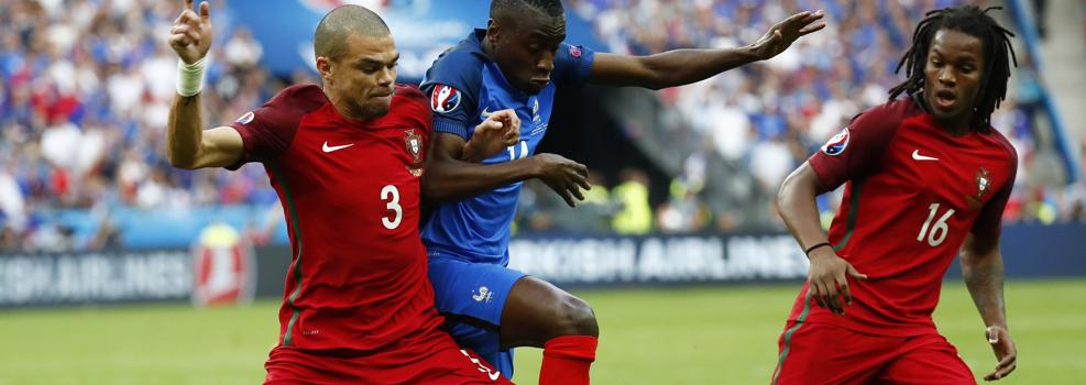 Renato Sanches y Pepe, durante la final de la Eurocopa. 